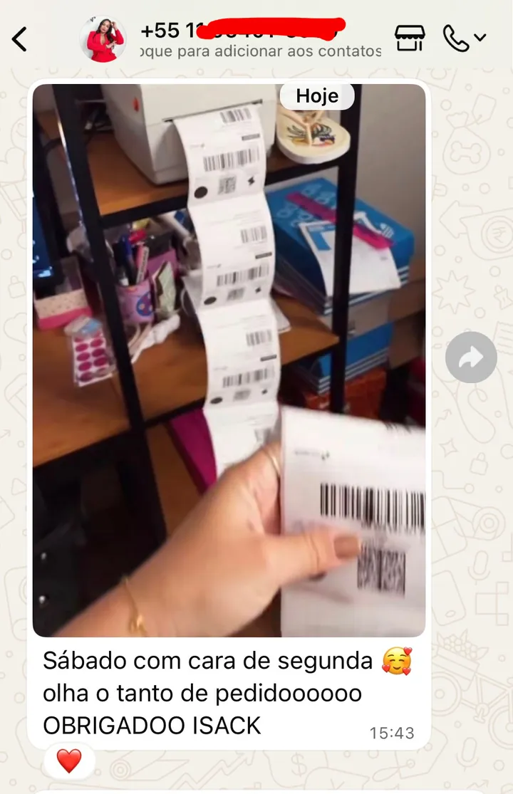 Print de WhatsApp: foto de uma pilha de etiquetas de pedidos e a mensagem “Sábado com cara de segunda, olha o tanto de pedido”