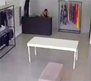 Câmera de segurança de uma loja de roupas vazia