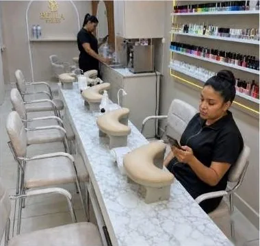 Câmera de segurança de um salão de unhas sem clientes