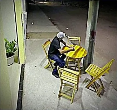 Câmera de segurança de um bar com as mesas da calçada vazias