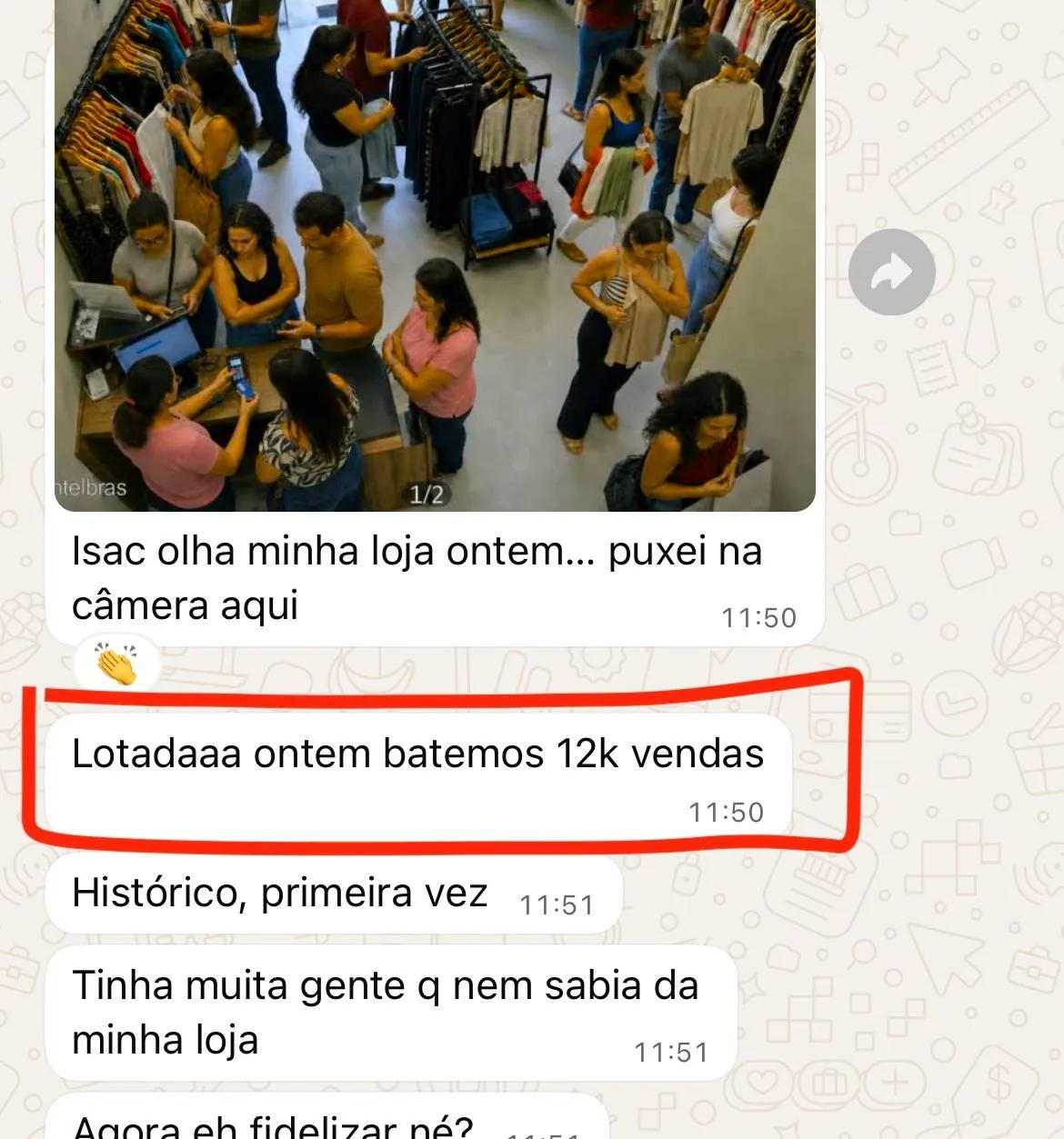 Imagem da câmera de uma loja de roupa lotada e mensagem sobre R$ 12 mil em vendas num dia só