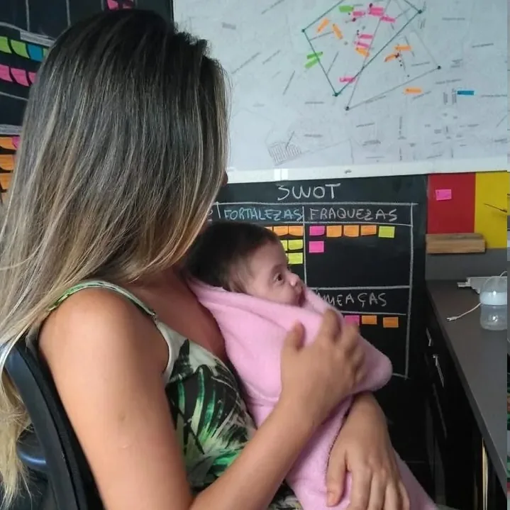 Mãe com bebê no escritório, em 2017