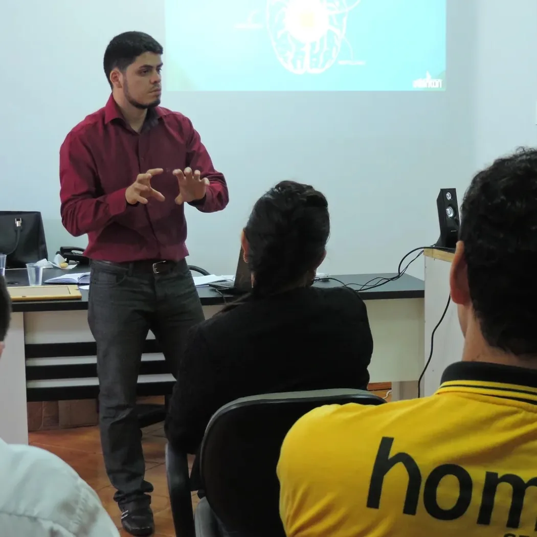 Isack dando consultoria para empresários, em 2015